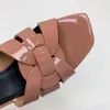 المنسوجة الصليب الصليب الخناق الكعب الكعب Slippers 8.5cm 6.5 سم مربع مربع مفتوح أخمص القدم المصممين البراءات أحذية خارجي من الجلد مع مربع الجودة الأصلية