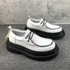 Buty zwyczajne czarne białe mężczyźni skórzana wzrost 5 cm masywne sneakers trend uliczny Trend Mężczyzna oddychający Moccasins 2024