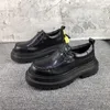 Buty zwyczajne czarne białe mężczyźni skórzana wzrost 5 cm masywne sneakers trend uliczny Trend Mężczyzna oddychający Moccasins 2024