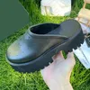 Plattform tofflor perforerade tofflor män kvinnor designer sandaler kil gummi glidtransparent material mode strandlägenheter skor