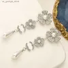 Charm 20Style Designer Diamond Stud Earrings Varumärkesbrev örhängen Guld Silverpläterad Loop Drop Blommaform Inlagd kristallpärlsmycken Tillbehör Kvinnor Bröllop GI