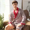 2024SS Herrpyjama Tvådelar Silk Pyjama Satin Men's Loose Silk Blue and White Rands Long Sleeved Robe and Shorts Men's Bathrobe Set