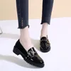 Sapatos casuais sólido preto patente couro oxfords mulheres apartamentos rebite fivela de metal deslizamento na plataforma das senhoras plus size mulher