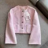 Chaquetas de mujer Diseñador 24 Nuevo producto Pequeño Fragante Raya rosada Seda chispeante Temperamento Temperamento Reducción de un solo pecho Dos bolsillos Abrigo corto 0ZAS