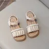 Sandaler 2024 Little Girl Sandals Summer Childrens Princess Flat Sandals Fashion Folding Pearl Childrens Fashion Casual Beach Shoes Open Sole Q240328