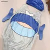 ニューキッズワンピース水着デザイナーガールズスイムウェアサイズ80〜130 cm子供ビキニ魚パターン印刷と水泳キャップ243月24日