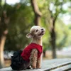 Ropa para perros Ropa hecha a mano Suministros para mascotas Vino Terciopelo Top de encaje Vestido de princesa Falda en capas negras Accesorios de camelia Fiesta Una pieza