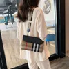 32 % RABATT Designer-Tasche 2024 Handtaschen Internet berühmter westlicher Stil One-Shoulder-Crossbody kariertes Canvas Studentin Koreanisch vielseitiges kleines Quadrat