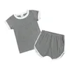 Spädbarn baby pojkar flicka kläder set koreansk stil barn kläder kostym bomulls solid hylsa t-shirtshorts för sommaren 240318