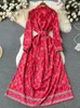 Autumn Fashion Letters Print Red Vintage Maxi Dress Women Long Sleeve Wid Down Collar Belt spets upp en linje Party Robe Vestidos 240318