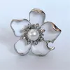 Broches fleur simulée perle broche foulards en soie bijoux châle anneau Clip tricyclique écharpe boucle pour femmes accessoires