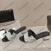 Womens Chunky Low Heels Sandálias Slip On Chinelos Designer Cowhide Tweed Slides Com Bowknot Mules 24ss Summers Beach Shoe Oudoor Lazer Sapato Preto Casual Sapato