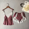 Casa Roupas Pijamas femininos Conjunto de pijama de cetim sexy renda branca com decote em V Pijama sem mangas bonito cami top e shorts