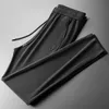 Pantaloni da uomo Light Luxury 2023 Primavera / Estate Marchio di moda Pantaloni casual ricamati Pantaloni da uomo in seta liscia e morbida Pantaloni sportivi di fascia alta J240328