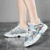 Casual skor hkdq mode ljus chunky sneakers kvinnor patent läder kvinnor plattform sport tjock sula lyx glitter kvinna