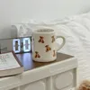 マグカップかわいいクマの漫画セラミックカップハンドルクリームホワイトマグミルクコーヒーカップモダンシンプルな普遍的な水韓国スタイル