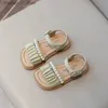 Sandals 2024 Little Girl Sandals Summer Childrens Princess Flat Sandals Fashion Folding Pearl Childrens Fashion Casual Beach Shoes Open Sole Q240328