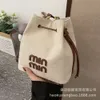 Tiendas Exportación Bolsos de hombro de diseñador Bolso tipo cubo popular de este año para mujeres en 2024 Nuevo bolso de lona Bolso cruzado versátil y de alta gama coreano