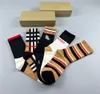 Neueste Herrensocken, Sportsocken, Mode, Damen, Premium-Baumwolle, klassischer Buchstabe, atmungsaktiv, 100 % reine Baumwolle, Schwarz und Weiß, Basketball, Fußball, Outdoor, Geschenkbox