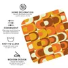 Tapis de table motif rétro industriel des années 70 dans les tons orange et marron, dessous de verre, sets de table en cuir, tasse, vaisselle pour la cuisine de la maison