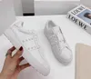 Hommes Running Rivet Designer Femme Sneakers Lightweight Sports Fashion Sweat Absorption Breathable Unisex Casual Chores Low Top Comfort Flats 63036