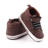 Pierwsze Walkers Baby Sneaker Buty przyczynowe Wysokiej jakości miękki i ciepły antypoślizg na wiosenną jesień 0-18 miesięcy urodzenia Krok