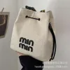 Tiendas Exportación Bolsos de hombro de diseñador Bolso tipo cubo popular de este año para mujeres en 2024 Nuevo bolso de lona Bolso cruzado versátil y de alta gama coreano