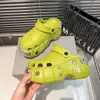 2024 Dames Heren Sandalen Mode Toevallige Slippers HardCrocs Strand Zwembad Slippers Sandalen Sport Punk Stijl Rubberen Klinknagel Glijbaan Casual Schuimschoenen Water Walker Trainer