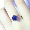 Klaster pierścieni Rosja 585 Purple złota kobieta niebieska kamień trójwymiarowy mody Pierścień Trend Osobowość platowana 14-karatowa róża dla kobiet