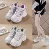 Casual skor mode sneakers kvinnor plattform mesh andningsbar vulkaniserad kil kvinna sommar zapatos mujer