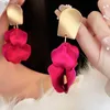 Fascino Orecchini con nappa petalo irregolare per le donne Esagera personalità Orecchini pendenti Luce di lusso Solido rosa gioielli regalo Y240328