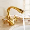 バスルームシンクの蛇口クラシックレトロ純粋な銅ブラシをかけた金の蛇口とコールドミキサータップシングルホールウォッシュベイシン