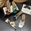 Designer tofflor trendiga märke sandaler kvinnor tjocka klackar 2024 sommar ny en linje Heelless Summer Dress med hög 6TS1