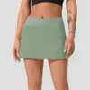 LL Même style femmes sport jupe courte plissée tennis jupe anti-exposition culottes de yoga tenues de yoga short de motard d'entraînement des fesses taille haute femmes court sans couture