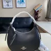 L'Ole Half Moon peut être porté avec un sac bandoulière sous les bras, style élégant et polyvalent.