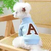 Vestuário de cachorro elegante carta impressa pet hoodie para conforto de inverno e roupas de calor teddy cardigan filhote de cachorro duas pernas roupas