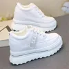 Chaussures décontractées en cuir blanc pour femmes, baskets imperméables à semelles épaisses, plateforme augmentée de 10CM, assorties avec tout, automne 2024