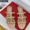 Sandaler designer flip-flops Summer Women's Sliders 2024 New Leather Stud Naken Women's Rivets med tjock häl mode mångsidighet