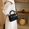 Axelväska varumärke kvinnors och minimalistiska crossbody för höstvinter ny avancerad konsistens kvinnlig axel modern mångsidig mångsidig