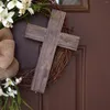 Fleurs décoratives couronne de Pâques avec de la vigne croisée pour la porte d'entrée de la maison