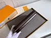 Designer-Handtasche mit einem Reißverschluss. Super funktionelle Zippy-Geldbörse mit Box