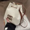 Tiendas Exportación Bolsos de hombro de diseñador Bolso tipo cubo popular de este año para mujeres en 2024 Nuevo bolso de lona Bolso cruzado versátil y de alta gama coreano