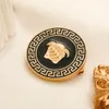 العلامة التجارية 18K مصمم الذهب مطلي الدعامات الدبابيس للنساء المجوهرات إكسسوارات هدية الحفلات
