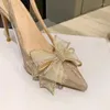 Chaussures habillées à talons fins pointus de mariée matériau scintillant strass tête de chignon après le banquet de concepteur vide luxe sable à talons hauts