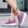 Fitnessskor kvinnor avslappnad sport snörning kvinnors löpande andningsbara sneakers plus storlek kvinnlig ljus promenad zapatos de mujer