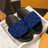 Designer Sliders tofflor Kvinnor Män poolskudde Slides mode klassiska tryck platt komfort mulor sommarsandaler svarta strandbruna sandaler med låda