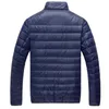 Cappotto con colletto alla coreana da uomo nuovo 2023 Nero / Blu navy / Rosso vino Autunno e inverno leggero piumino caldo da uomo Z8ms #