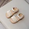 Sandaler 2024 Little Girl Sandals Summer Childrens Princess Flat Sandals Fashion Folding Pearl Childrens Fashion Casual Beach Shoes Open Sole Q240328