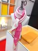 Sciarpa di seta di design da donna di lusso Sciarpe quadrate con stampa a forma di cuore Moda Avvolgente versatile Foulard femminile Scialle Fazzoletto da collo Bordi arrotolati a mano 140 cm