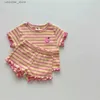 티셔츠 2023 여름 새 유아 귀여운 과일 프린트 T 셔츠 + 반바지면 2pcs 정장 아기 줄무늬 옷 세트 유아 짧은 슬리브 복장 24328